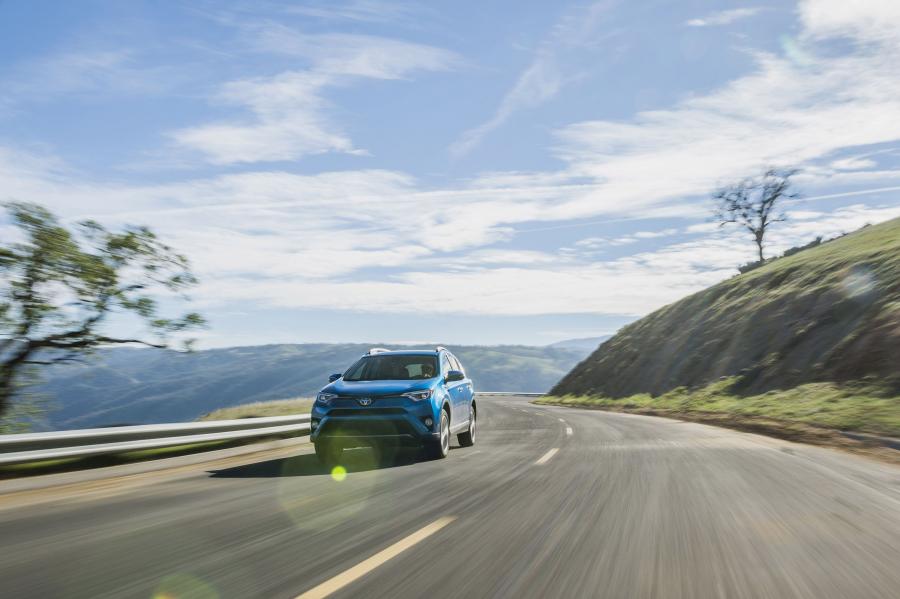  Toyota RAV4 Hybrid 2015 года  (US) (фото 7 из 51)